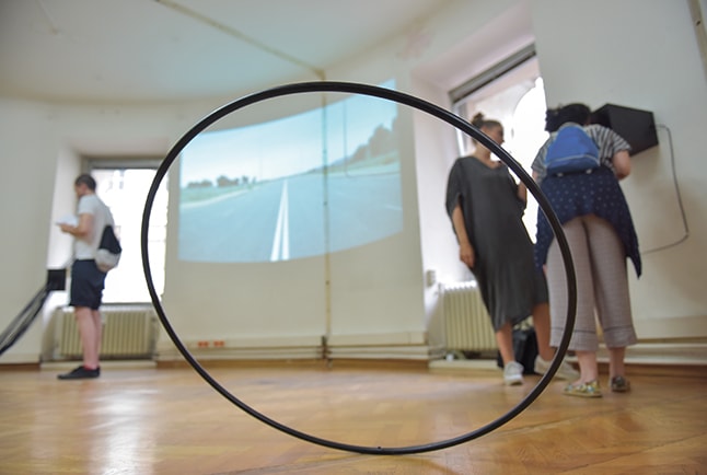 Alexandra Baumgartner, Test of Courage/ The Circle, 2017, installation, detail; in the background: joechlTRAGSEILER, REAL, 2015, video, © eSeL.at- Joanna Pianka