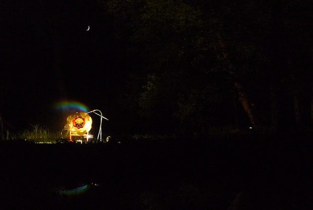 Alfred Lenz, Rainbow # 2, 2010, installation, cement mixer, garden hose, stand, cymbals, water, projector, variable dimensions
