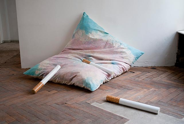 Daniel Ferstl, limbo, installation view, 2013, hand dyed canvas, yarn, zipper, newspapers, palisade wood, enamel, 200 x 140 cm, at JeRegretteBerlin