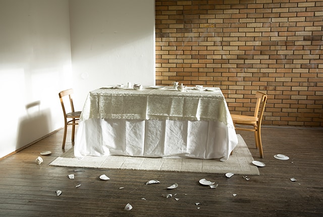 Dorothea Trappel, frühstücksstreit (breakfast fight),  performative room installation, 2016,  table, engine, porcelain, carpet, table cloth
